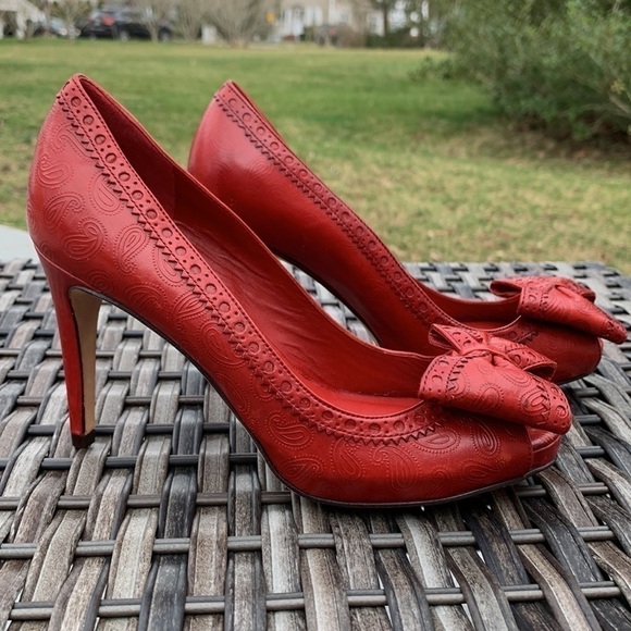 COLE Haan Nike Air Red Paisley Embossed Peep Toe Pumps with Bow - Picture 6 of 16